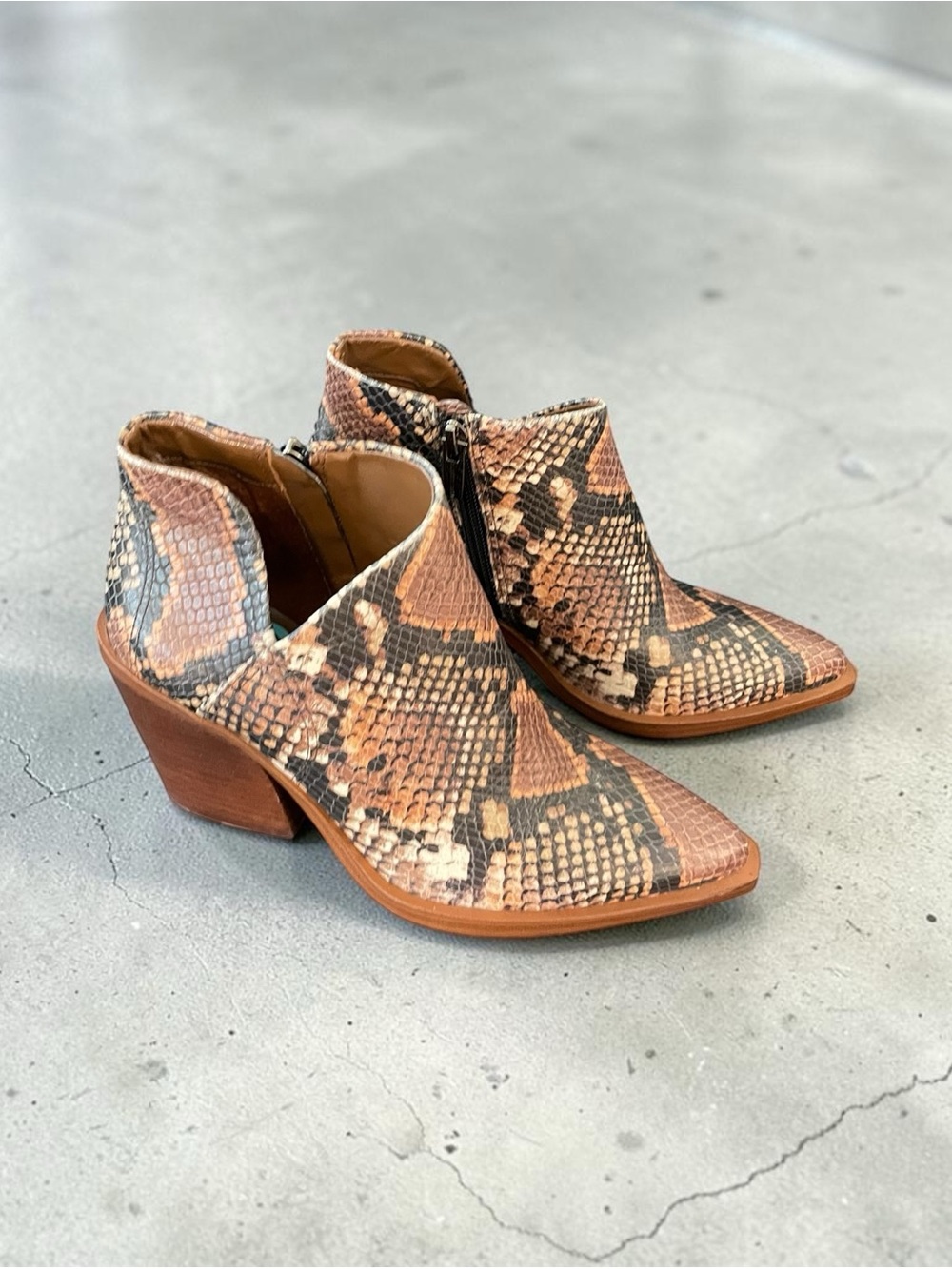 Vince Camuto Grendan Snakeskin Leather Western Booties Size 6 Pointed Toe